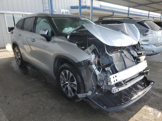 5TDGZRAH7NS550880 - 2022 TOYOTA HIGHLANDER XLE SILVER photo 4