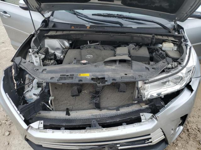 5TDJZRFH3JS886504 - 2018 TOYOTA HIGHLANDER SE SILVER photo 12