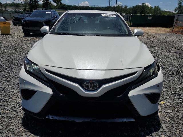 4T1B61HK8JU059998 - 2018 TOYOTA CAMRY XSE WHITE photo 5