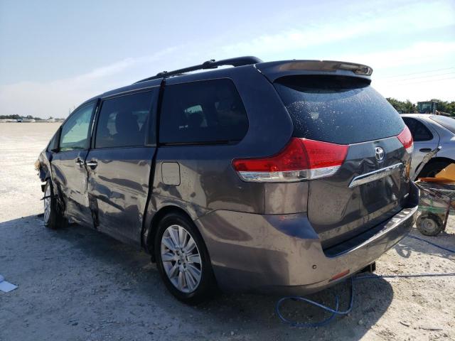 5TDYK3DC9BS087318 - 2011 TOYOTA SIENNA XLE GRAY photo 2