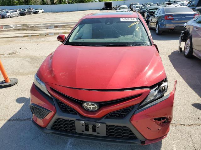 4T1T11AKXPU120919 - 2023 TOYOTA CAMRY SE NIGHT SHADE RED photo 5