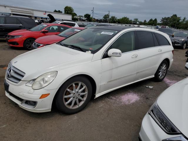 4JGCB75E17A048918 - 2007 MERCEDES-BENZ R 500 WHITE photo 1