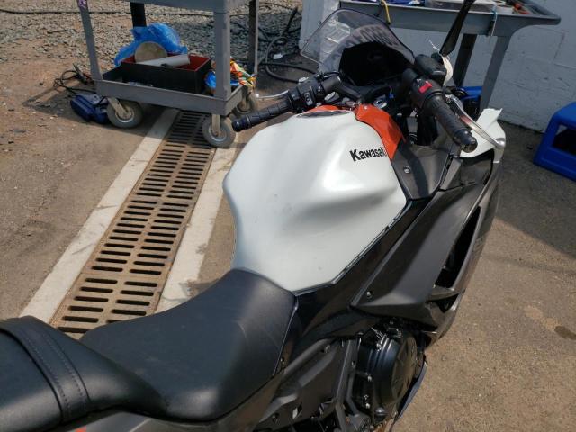 ML5EXER18PDA87236 - 2023 KAWASAKI EX650 R Белый фото 5