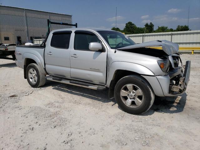 3TMJU4GN4BM118411 - 2011 TOYOTA TACOMA DOUBLE CAB PRERUNNER SILVER photo 4