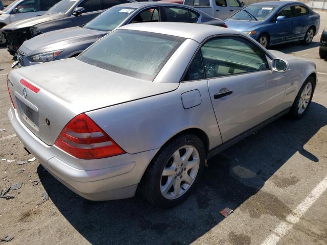 WDBKK47F1WF024834 - 1998 MERCEDES-BENZ SLK 230 KOMPRESSOR SILVER photo 3