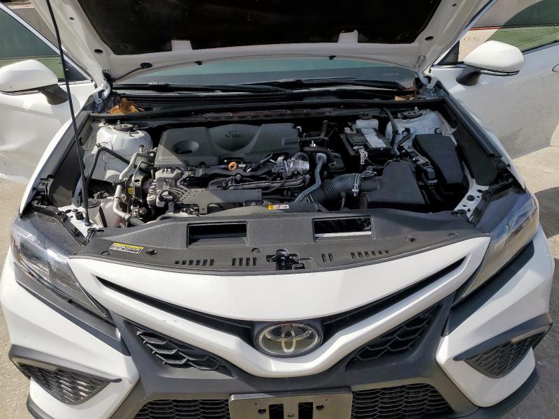 4T1G11AK1RU219956 - 2024 TOYOTA CAMRY SE NIGHT SHADE WHITE photo 11
