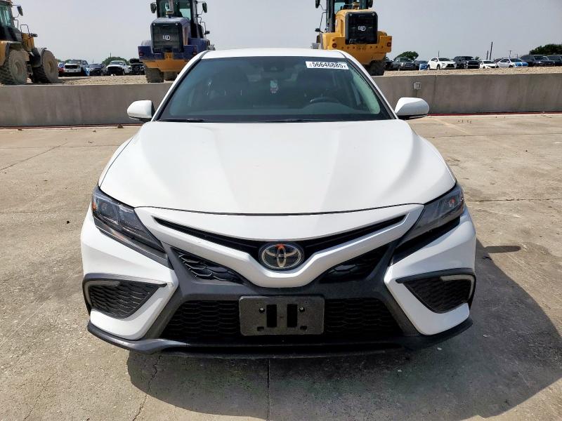 4T1G11AK1RU219956 - 2024 TOYOTA CAMRY SE NIGHT SHADE WHITE photo 5