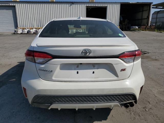 JTDM4MCE4NJ091361 - 2022 TOYOTA COROLLA SE WHITE photo 6