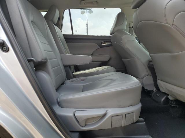 5TDGZRBH6NS560816 - 2022 TOYOTA HIGHLANDER XLE Silber Foto 11