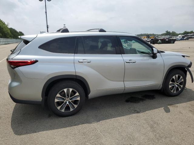 5TDGZRBH6NS560816 - 2022 TOYOTA HIGHLANDER XLE Silber Foto 3