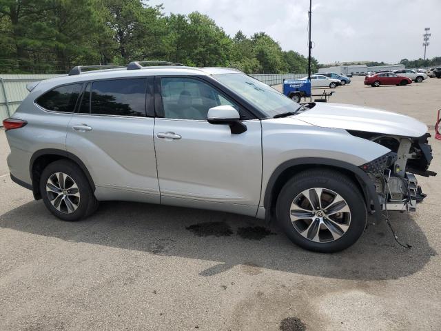 5TDGZRBH6NS560816 - 2022 TOYOTA HIGHLANDER XLE Silber Foto 4