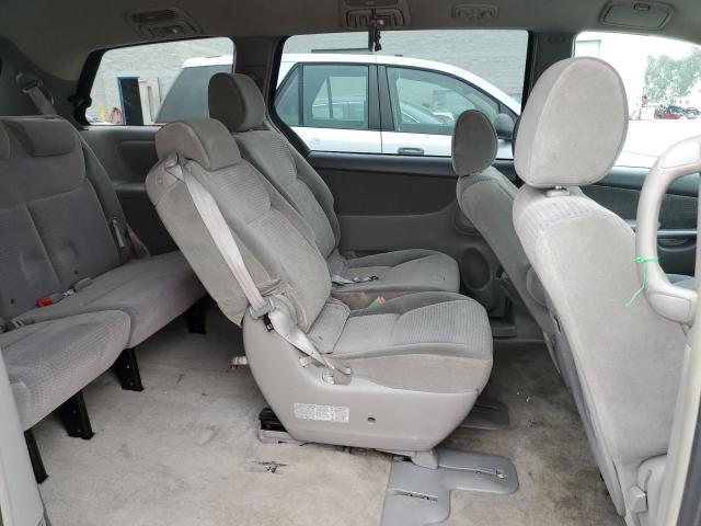 5TDZA23C26S390952 - 2006 TOYOTA SIENNA CE SILVER photo 11