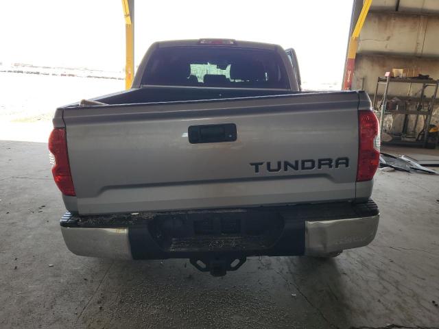 5TFEY5F13JX232600 - 2018 TOYOTA TUNDRA CREWMAX SR5 SILVER photo 6