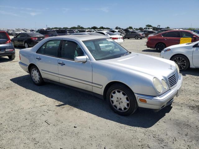 WDBJF65F5WA704053 - 1998 MERCEDES-BENZ E 320 SILVER photo 4