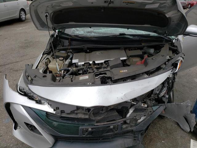 JTDKARFP6J3086915 - 2018 TOYOTA PRIUS PRIM SILVER photo 11