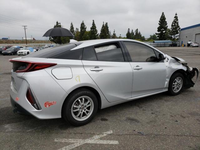 JTDKARFP6J3086915 - 2018 TOYOTA PRIUS PRIM SILVER photo 3