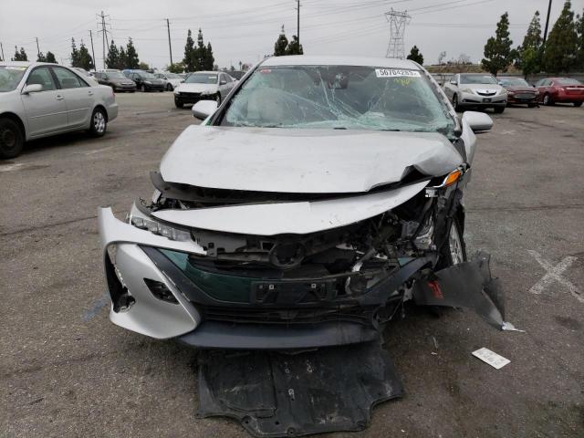 JTDKARFP6J3086915 - 2018 TOYOTA PRIUS PRIM SILVER photo 5