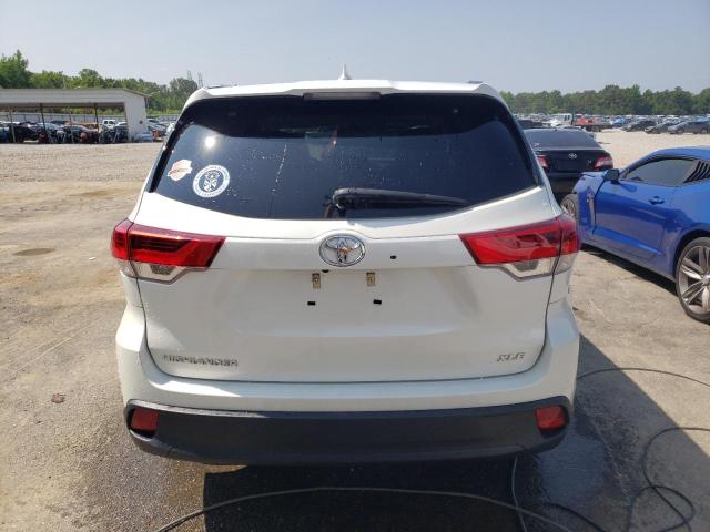 5TDKZRFH9JS539246 - 2018 TOYOTA HIGHLANDER SE WHITE photo 6