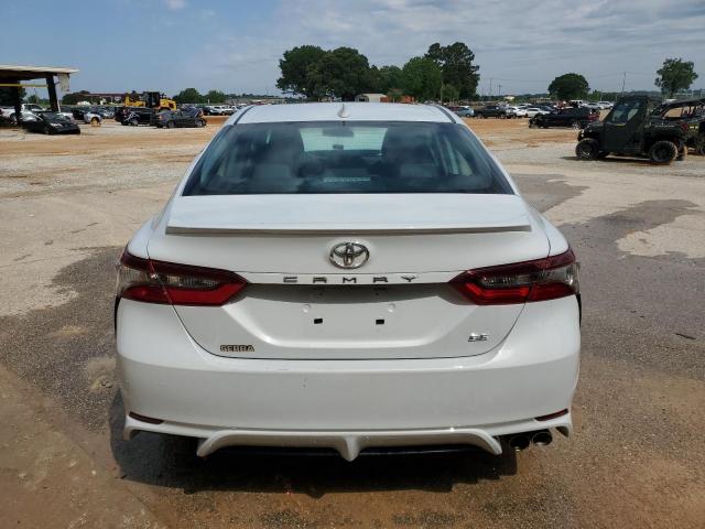 4T1G11AK6RU252533 - 2024 TOYOTA CAMRY SE NIGHT SHADE WHITE photo 6