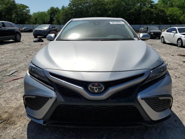 4T1G11AK7RU220805 - 2024 TOYOTA CAMRY SE NIGHT SHADE SILVER photo 5