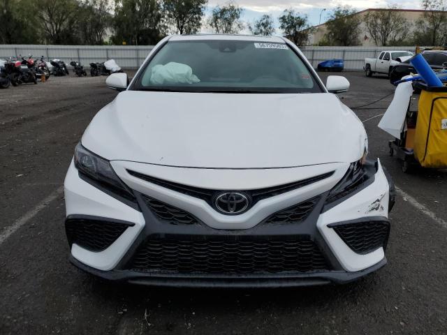 4T1S11AK4PU803825 - 2023 TOYOTA CAMRY SE NIGHT SHADE WHITE photo 5