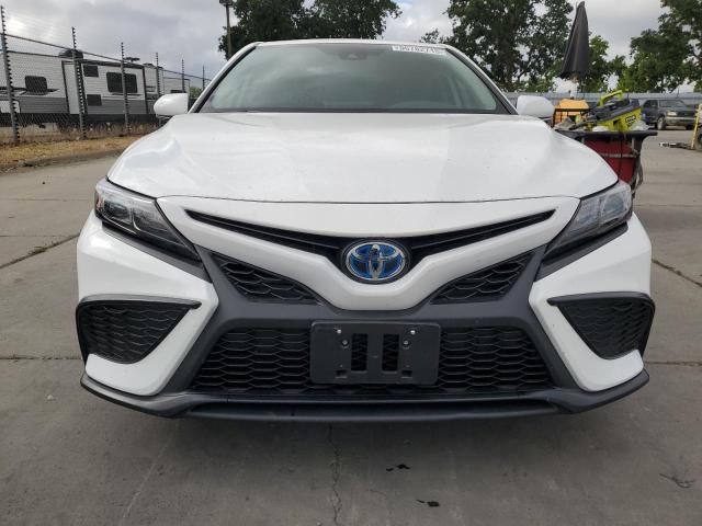 4T1S31AK4RU067109 - 2024 TOYOTA CAMRY SE NIGHT SHADE WHITE photo 5