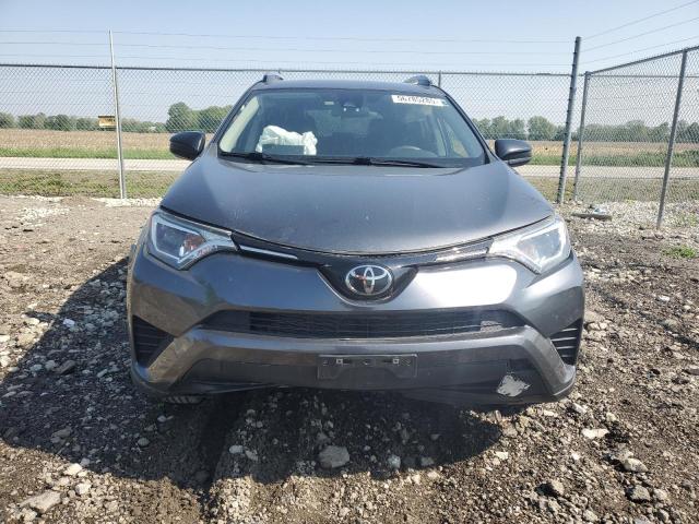 JTMBFREV4JD255048 - 2018 TOYOTA RAV4 LE رمادي صورة 5