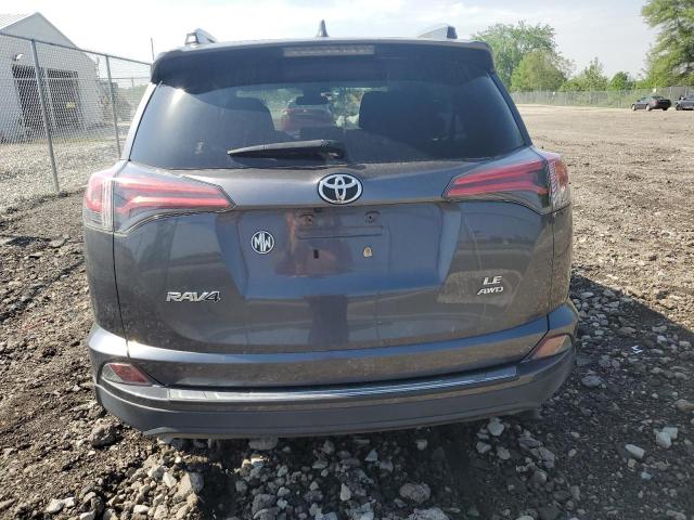 JTMBFREV4JD255048 - 2018 TOYOTA RAV4 LE رمادي صورة 6