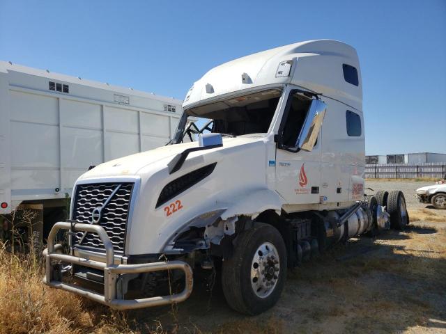 4V4NC9EH4LN228742 - 2020 VOLVO VN VNL WHITE photo 2