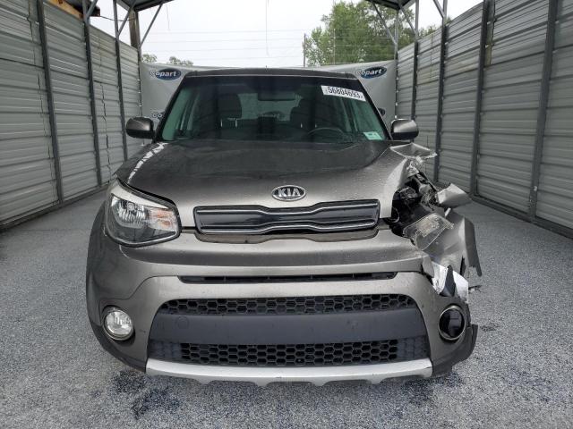 KNDJP3A55J7598901 - 2018 KIA SOUL + GRAY photo 5