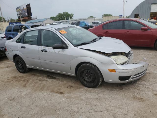 1FAFP34N26W131472 - 2006 FORD FOCUS ZX4 SILVER photo 4