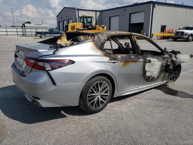 4T1T11AKXRU867228 - 2024 TOYOTA CAMRY SE NIGHT SHADE SILVER photo 3