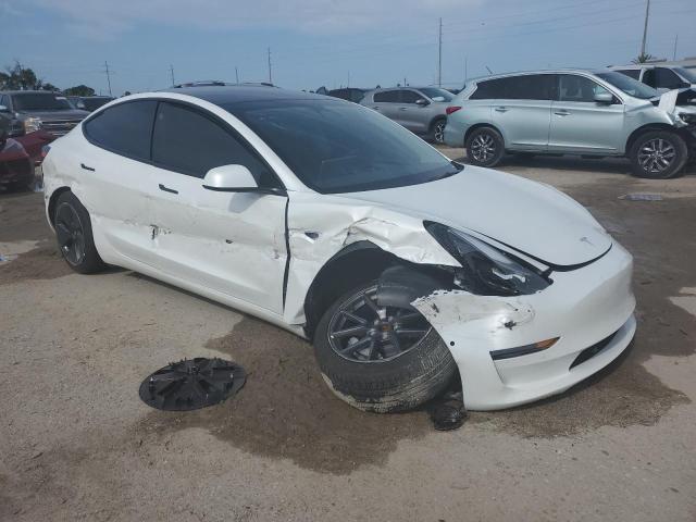 5YJ3E1EA1NF230709 - 2022 TESLA MODEL 3 WHITE photo 4