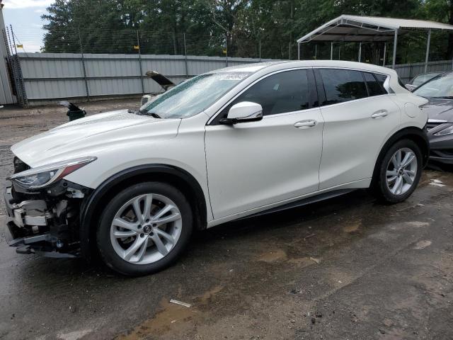 SJKCH5CP8JA052464 - 2018 INFINITI QX30 BASE WHITE photo 1