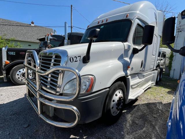 1FUJGLD5XGLGZ6023 - 2016 FREIGHTLINER CASCADIA 1 WHITE photo 2