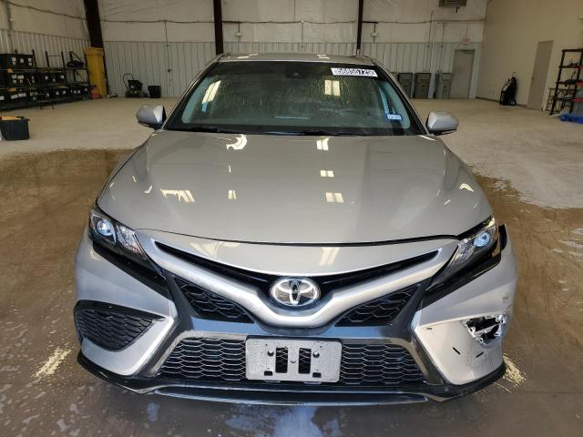 4T1G11AKXPU819100 - 2023 TOYOTA CAMRY SE NIGHT SHADE SILVER photo 5