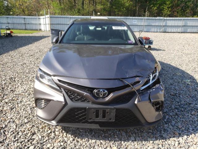 4T1B11HK7JU531266 - 2018 TOYOTA CAMRY L 灰色 照片 5