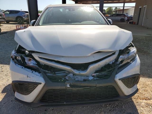 4T1G11AK7PU185079 - 2023 TOYOTA CAMRY SE NIGHT SHADE WHITE photo 5