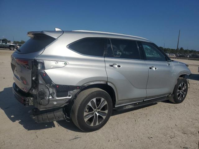 5TDGZRAH4NS120627 - 2022 TOYOTA HIGHLANDER XLE SILVER photo 3