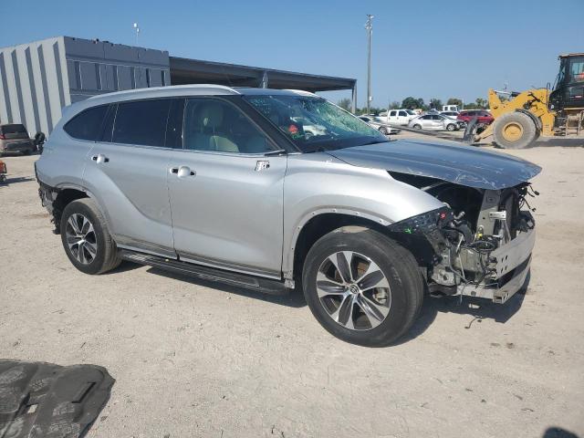 5TDGZRAH4NS120627 - 2022 TOYOTA HIGHLANDER XLE SILVER photo 4