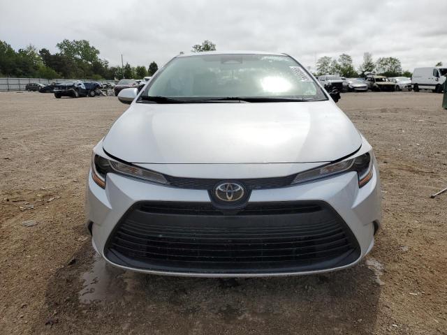 5YFB4MDE7PP021289 - 2023 TOYOTA COROLLA LE Silber Foto 5