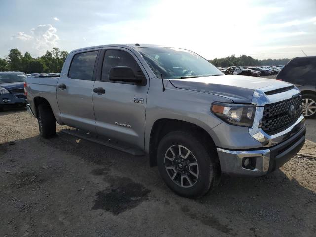 5TFEY5F1XJX229385 - 2018 TOYOTA TUNDRA CREWMAX SR5 SILVER photo 4