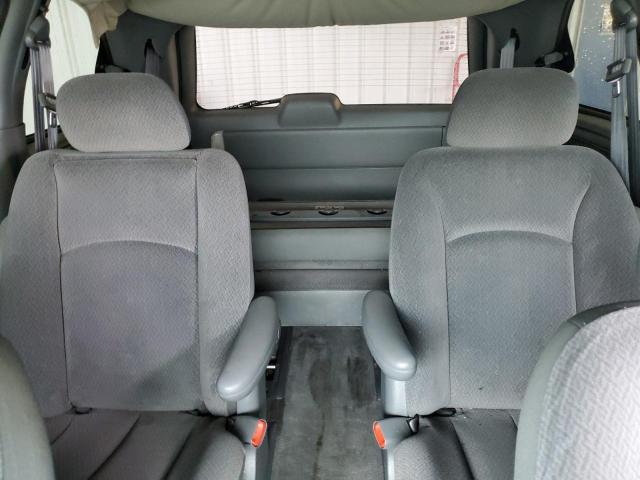 1C8GP45R74B579635 - 2004 CHRYSLER TOWN & COU ვერცხლისფერი ფოტო 10