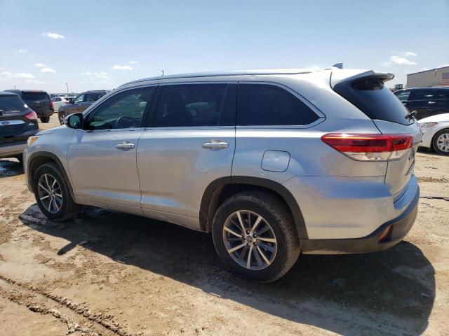 5TDKZRFH3JS281564 - 2018 TOYOTA HIGHLANDER SE SILVER photo 2