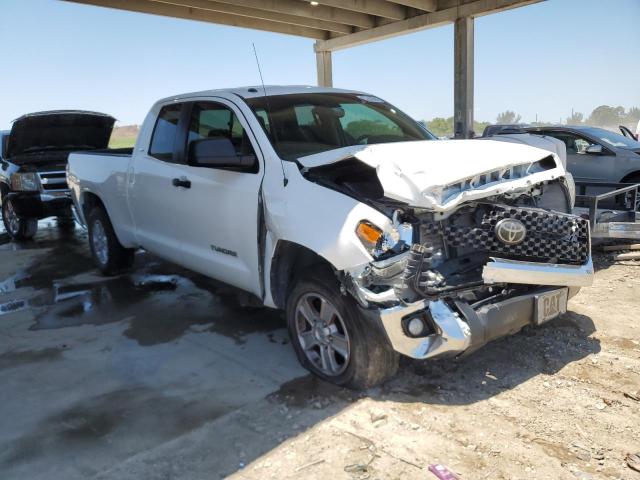 5TFRM5F15KX138006 - 2019 TOYOTA TUNDRA DOUBLE CAB SR/SR5 WHITE photo 4