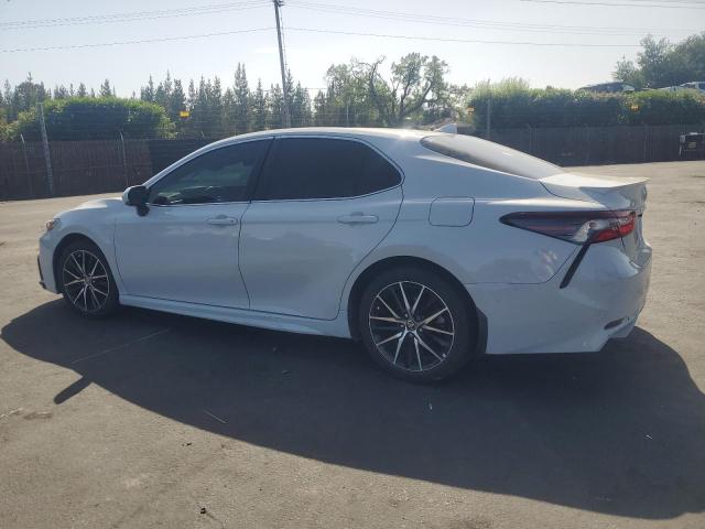 4T1G11AK7PU127411 - 2023 TOYOTA CAMRY SE NIGHT SHADE WHITE photo 2