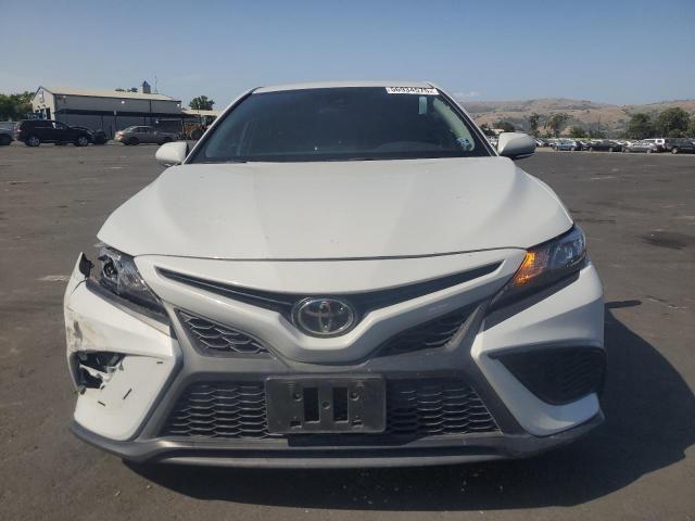 4T1G11AK7PU127411 - 2023 TOYOTA CAMRY SE NIGHT SHADE WHITE photo 5