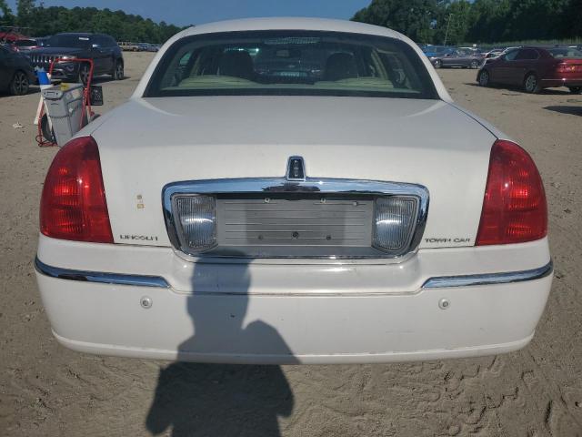 1LNHM82W93Y642788 - 2003 LINCOLN TOWN CAR SIGNATURE WHITE photo 6