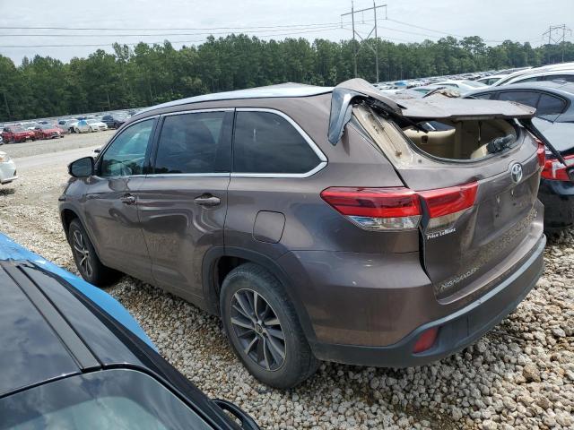 5TDKZRFH3JS254798 - 2018 TOYOTA HIGHLANDER SE BROWN photo 2