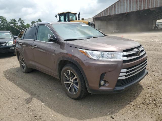 5TDKZRFH3JS254798 - 2018 TOYOTA HIGHLANDER SE BROWN photo 4